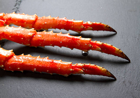 Cooked-frozen Alaskan king crab legs size 6/9, ready for foodservice
